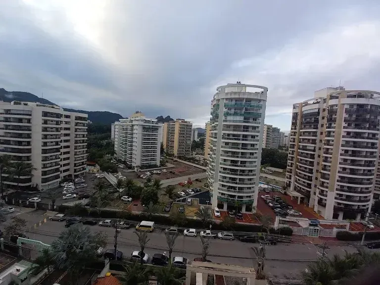 Apartamento com 2 quartos, 2 banheiros e varanda com vidro — photo 11