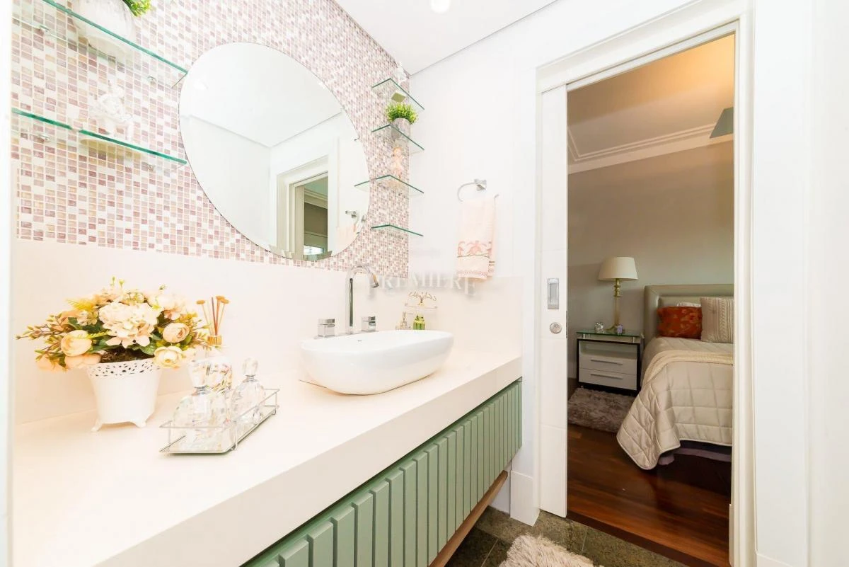 Apartment with 4 bedrooms and 5 baths, with a balcony — photo 20