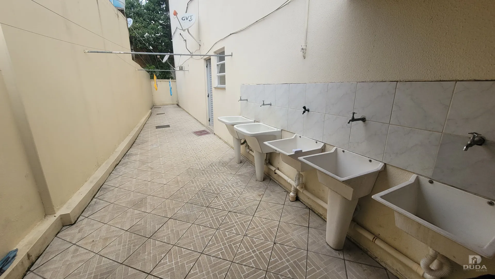 25 m² studio with compact kitchenette and 1 bathroom — photo 5
