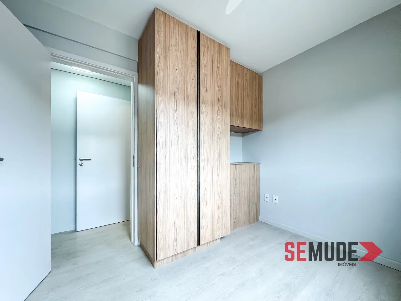 Balcony with a grill in a 2-bedroom apartment, 66 m² — photo 4