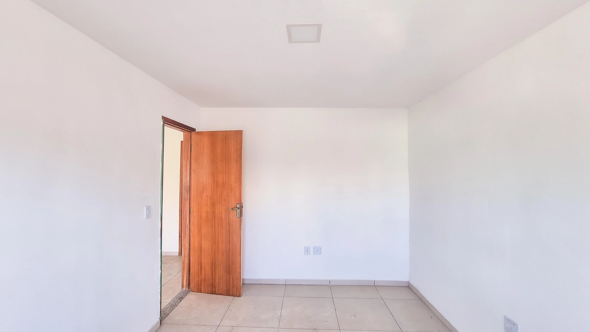 Apartamento com 2 quartos e box de vidro no banheiro — photo 38