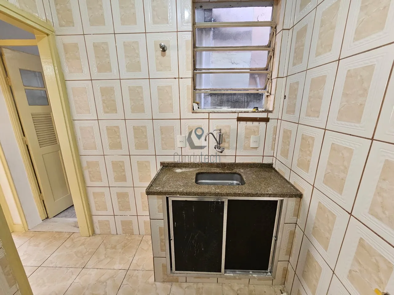 Apartamento de 2 quartos com piso de madeira ou laminado — photo 3