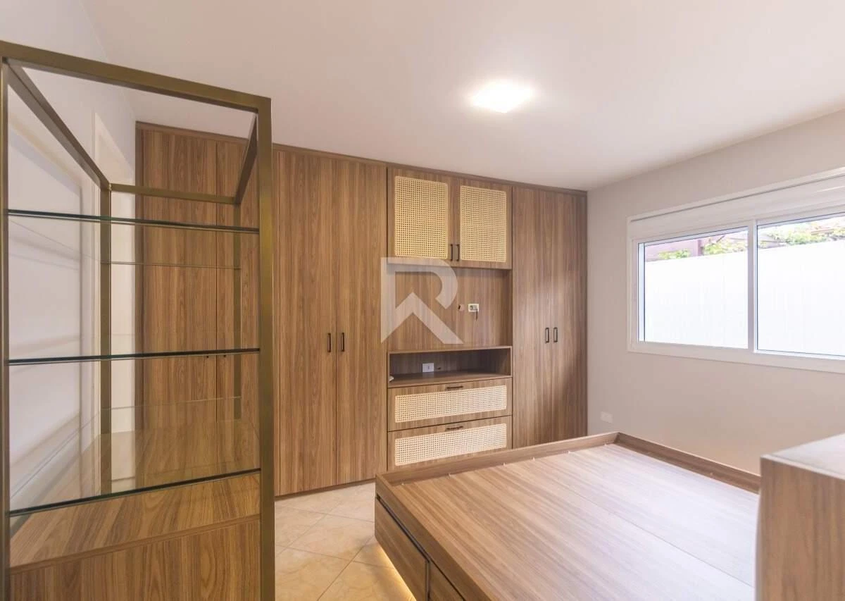 4-bedroom house with a bathtub in Curitiba — photo 6