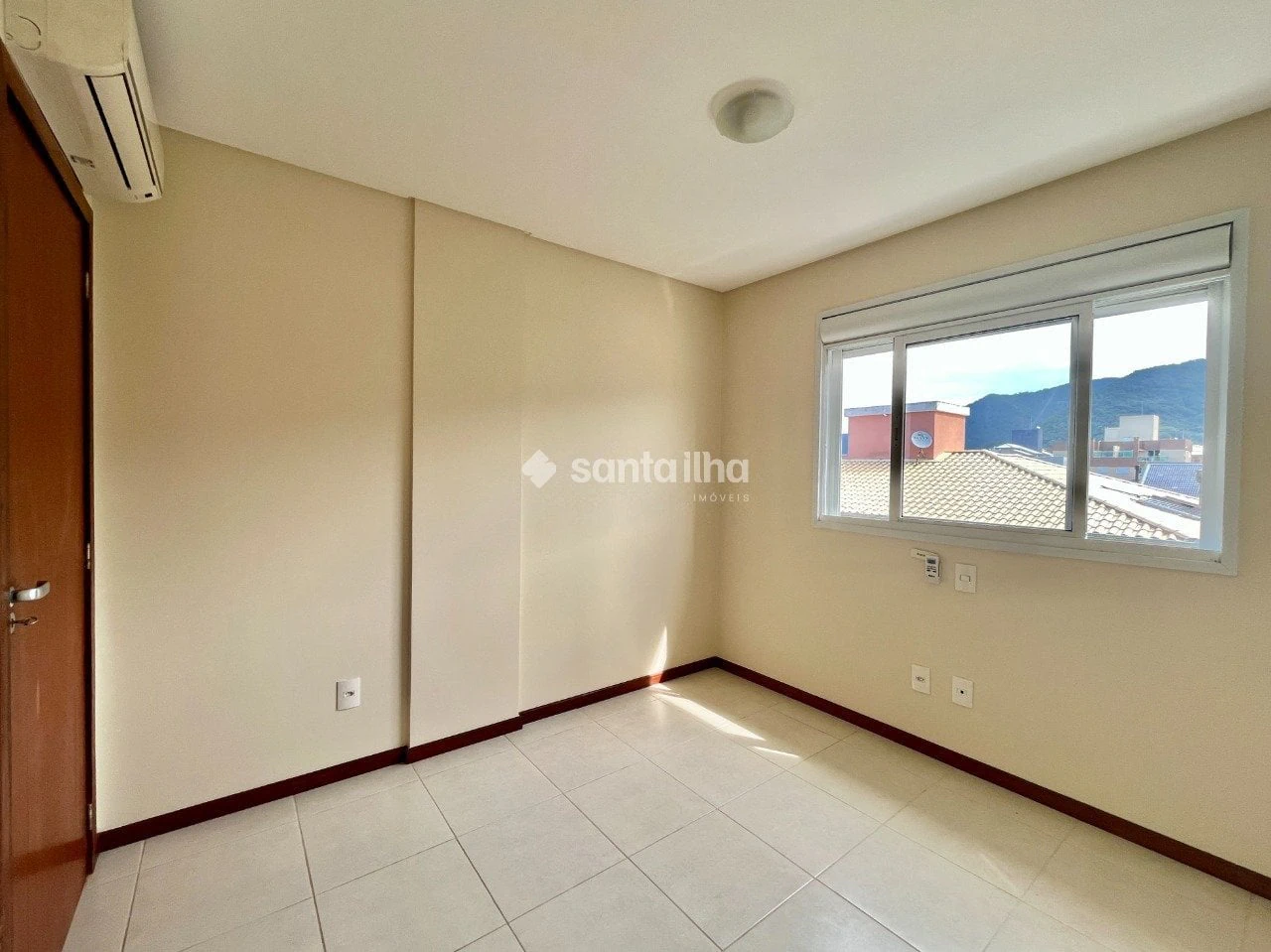 Balcony with a grill in a 2-bedroom apartment, 73 m² — photo 25