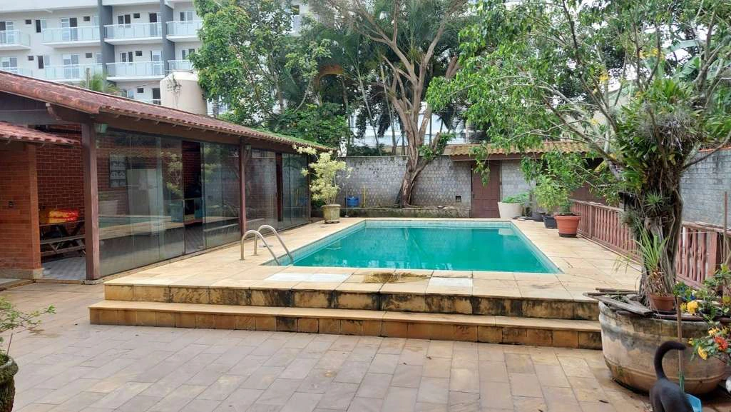 House with 3 bedrooms and a private BBQ area — photo 8