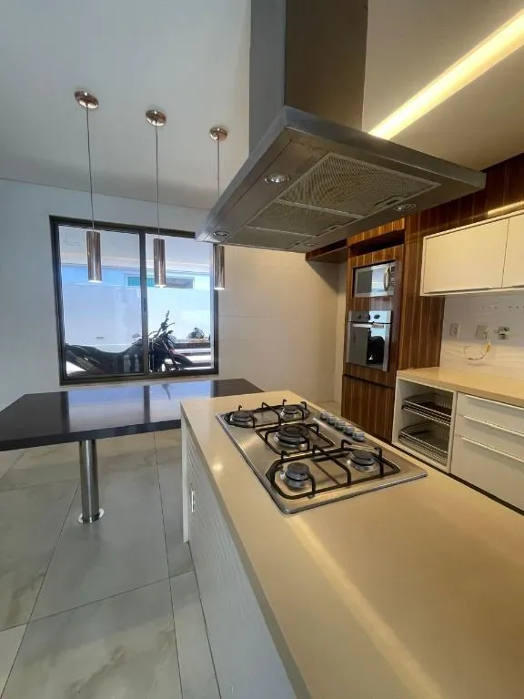 Casa com 5 dormitórios e cozinha fechada de 480 m²