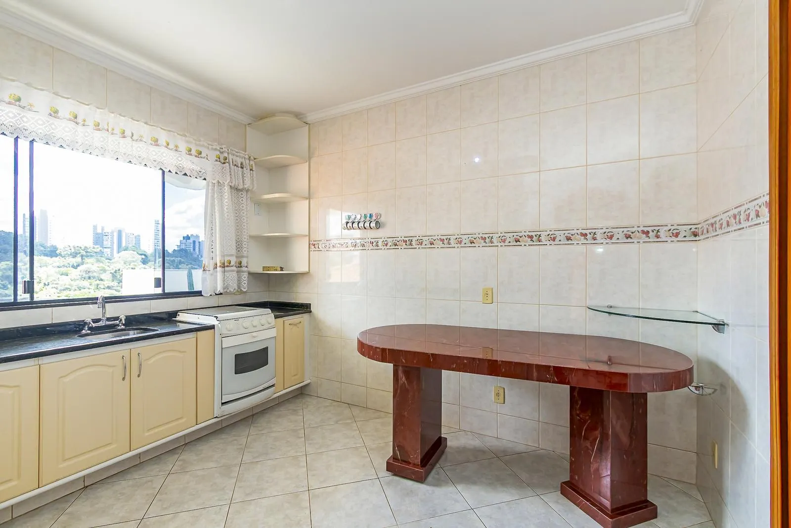 3-bedroom house with a separate kitchen and gas stove — photo 6