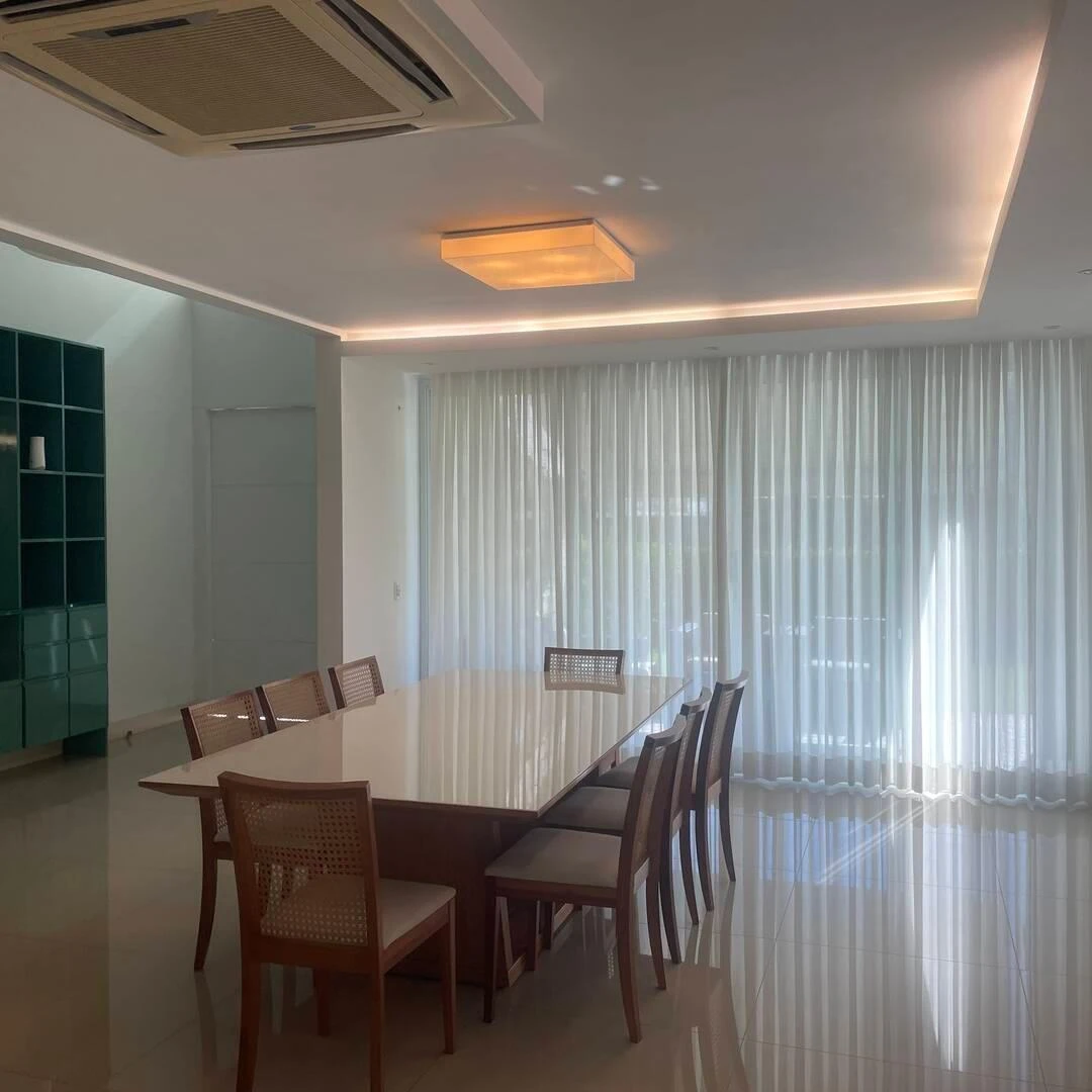 5-bedroom house with a glass-enclosed balcony — photo 32