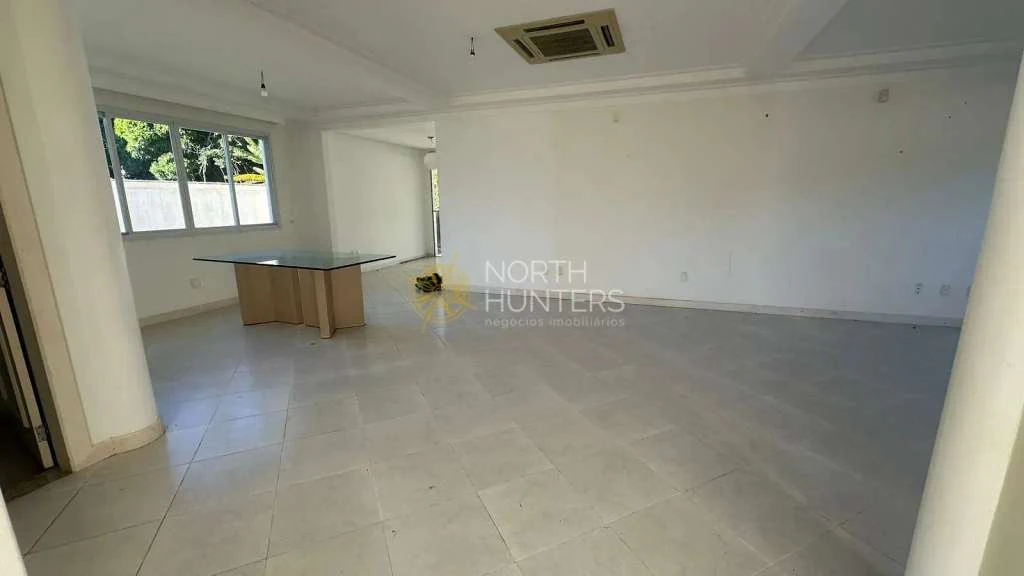 House with 4 bedrooms and 3 suites plus 2 parking spots