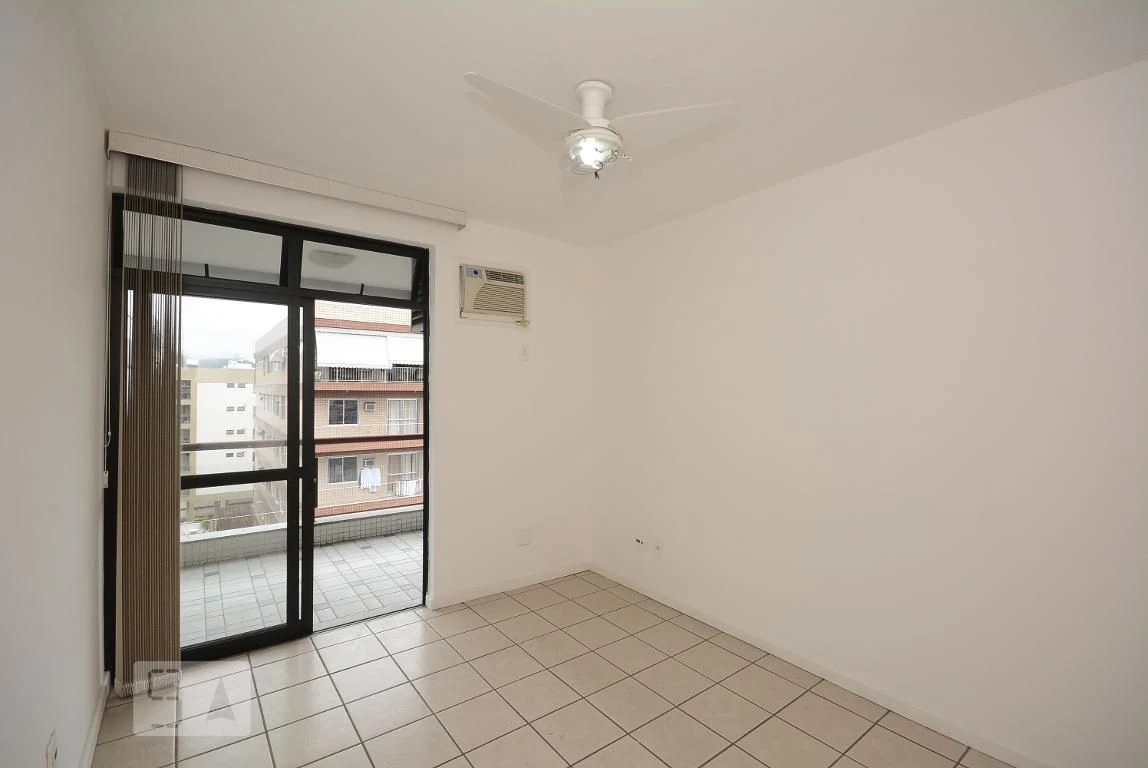 4-bedroom apartment in a building with a pool — photo 38