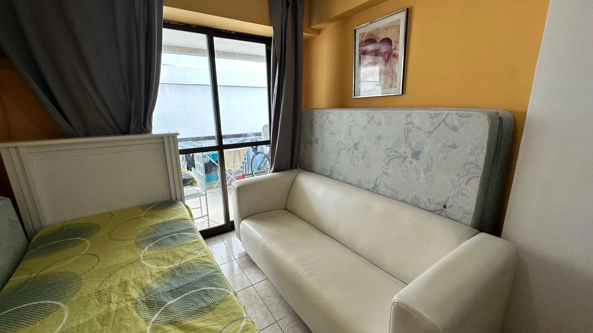 Furnished 2-bedroom apartment with open-plan kitchen — photo 23