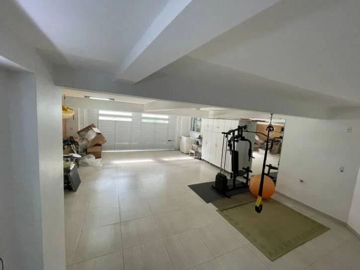 Ventanales de piso a techo y 4 dormitorios: casa de 400 m² — photo 37