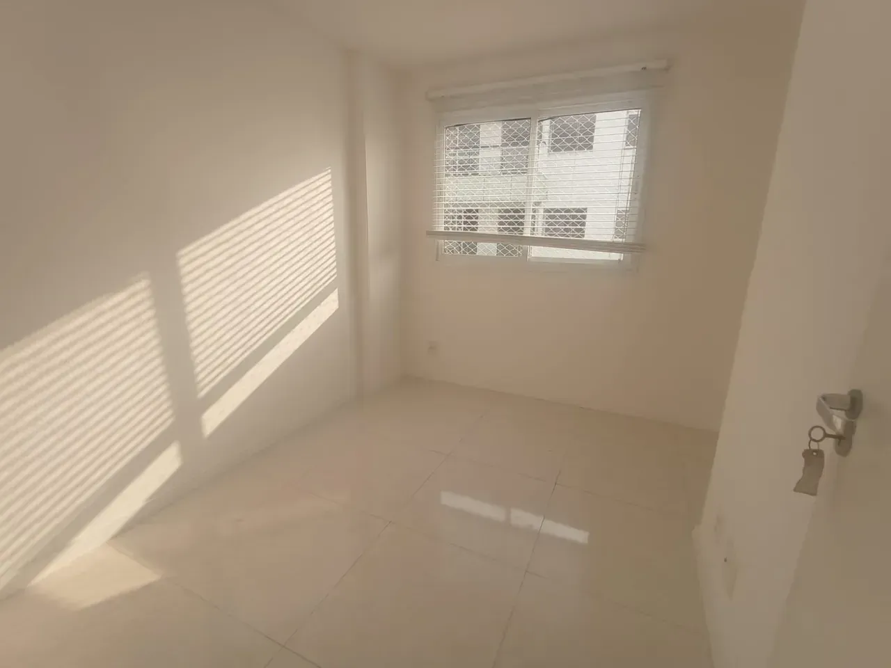 Apartamento de 3 dormitorios con balcón acristalado 77 m² — photo 20