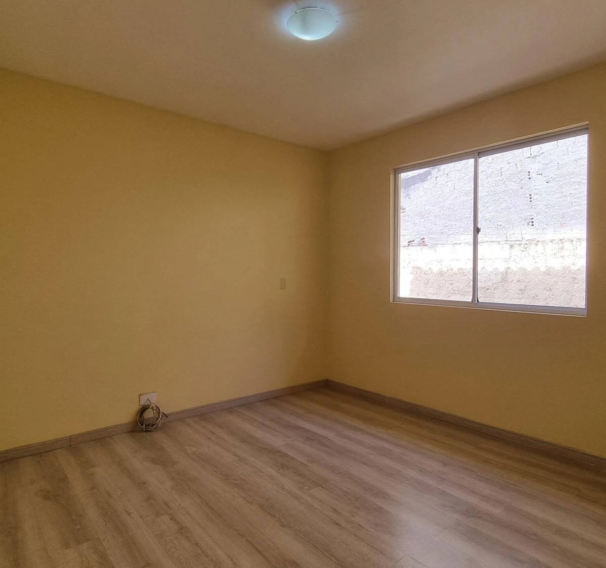 3-bedroom house with wood or laminate floors — photo 7