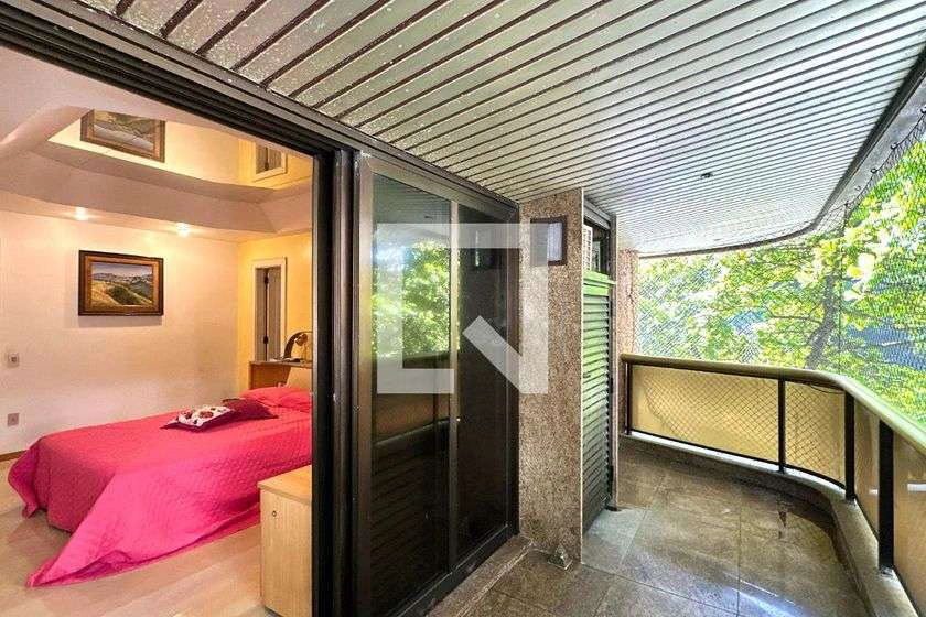 Duplex apartment with 3 en-suite bedrooms and laundry — photo 7