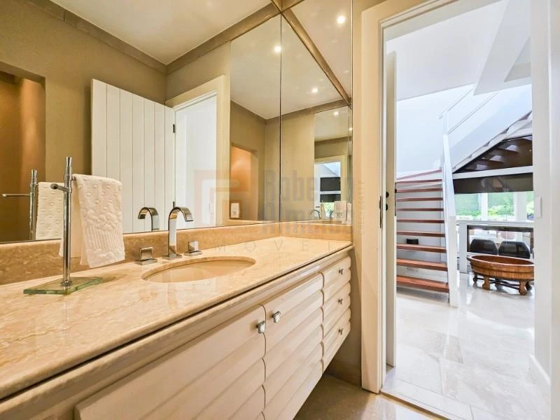 832 m² house with 6 bedrooms and an open-plan kitchen — photo 46