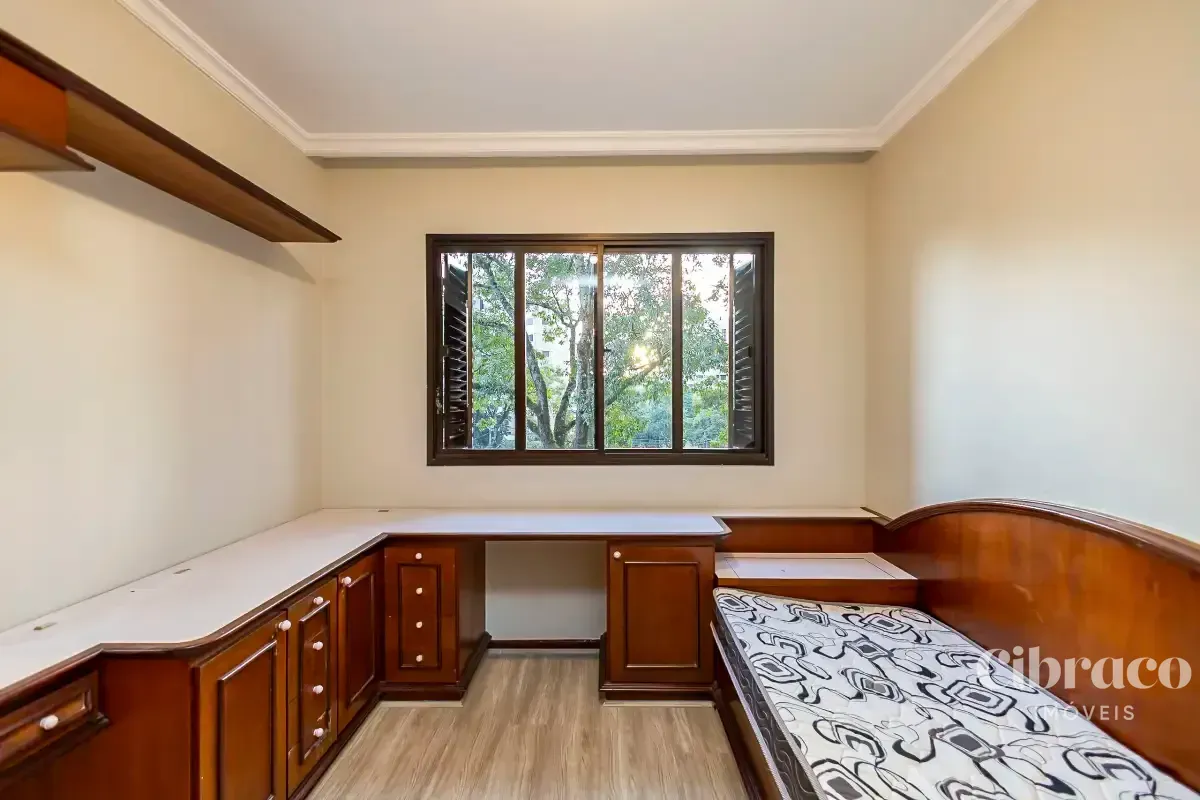 250 m² apartment with 3 bedrooms and a balcony — photo 31