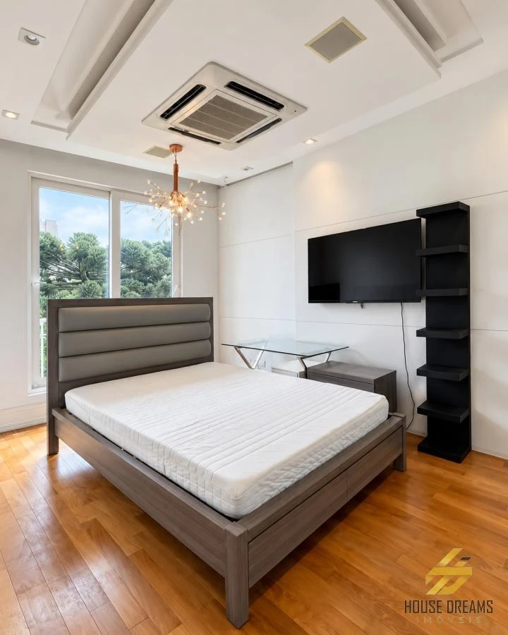 344 m² apartment with a walk-in closet and a bathtub — photo 22