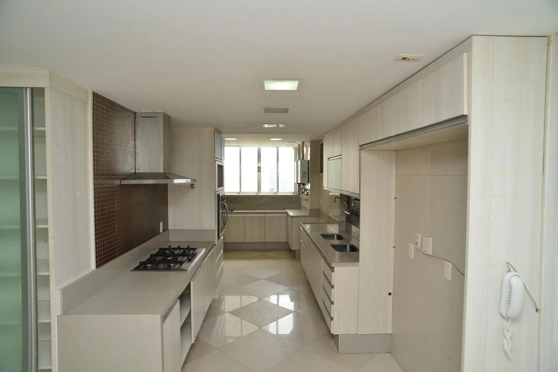 Ванна та 4 спальні: квартира 300 м² — photo 49