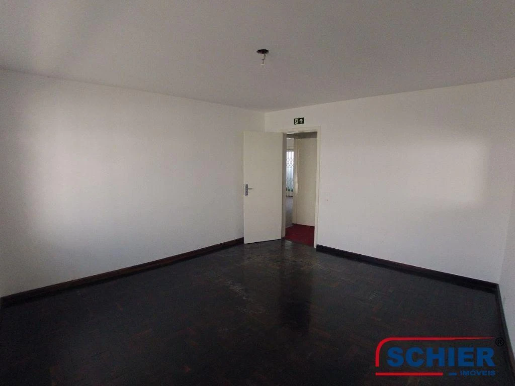 Casa térrea com 5 quartos e 10 vagas no total