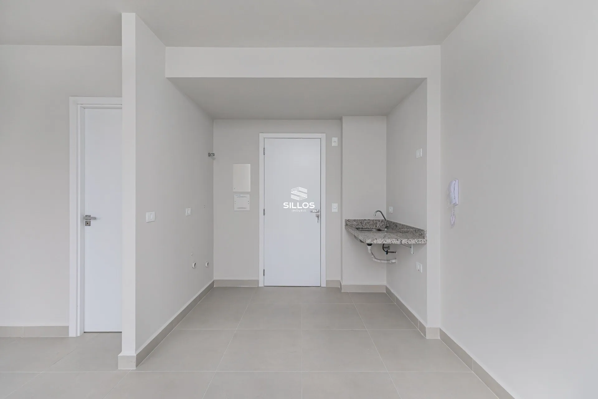 Balcony with a grill in a one-bedroom apartment, 49 m² — photo 5