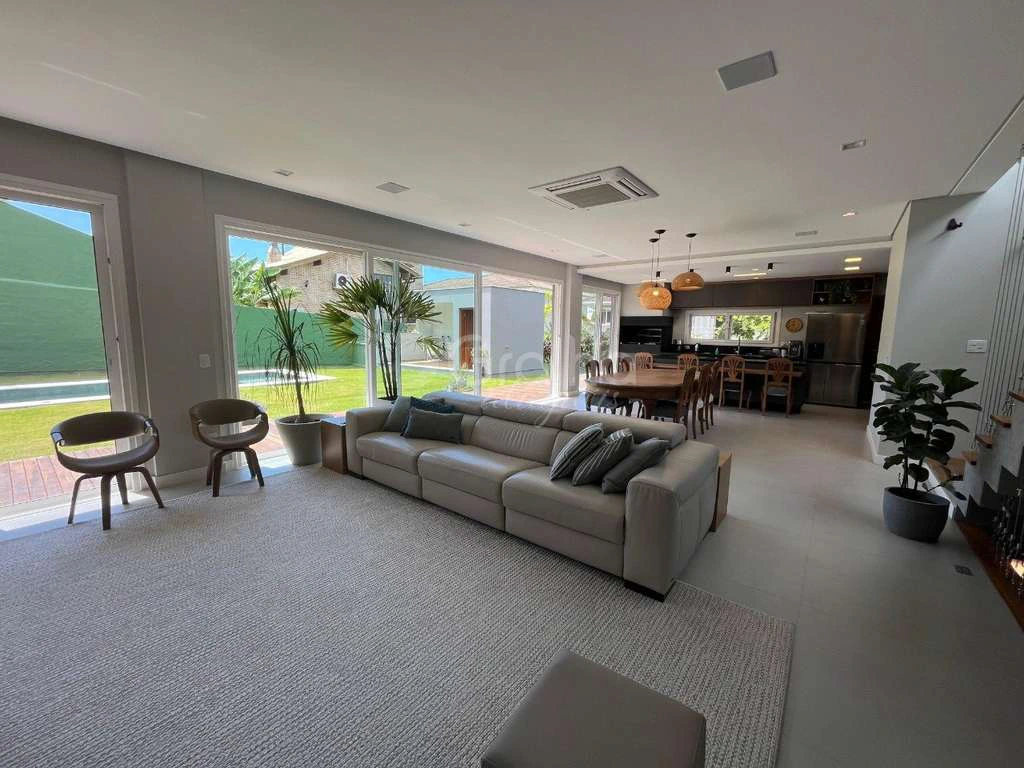 681 m² house with open-plan kitchen and 4 suites — photo 3