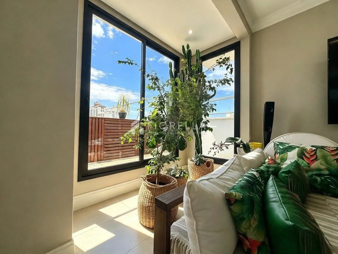 Furnished apartment, 184 m², with a glass-enclosed balcony — photo 11