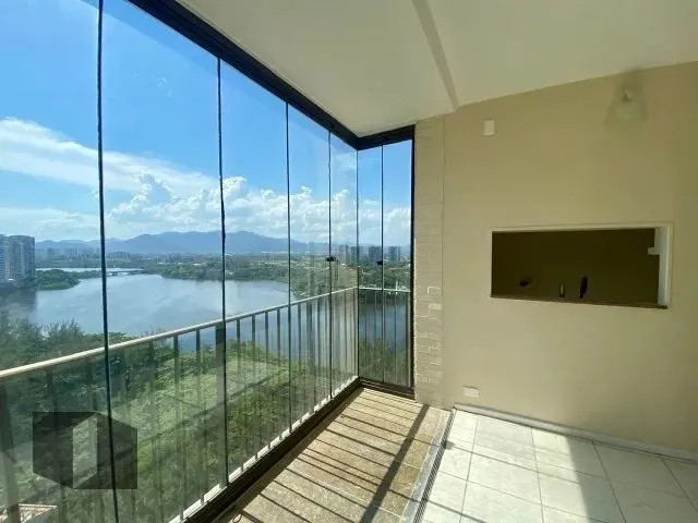 Unfurnished apartment with a glass-enclosed balcony — photo 4