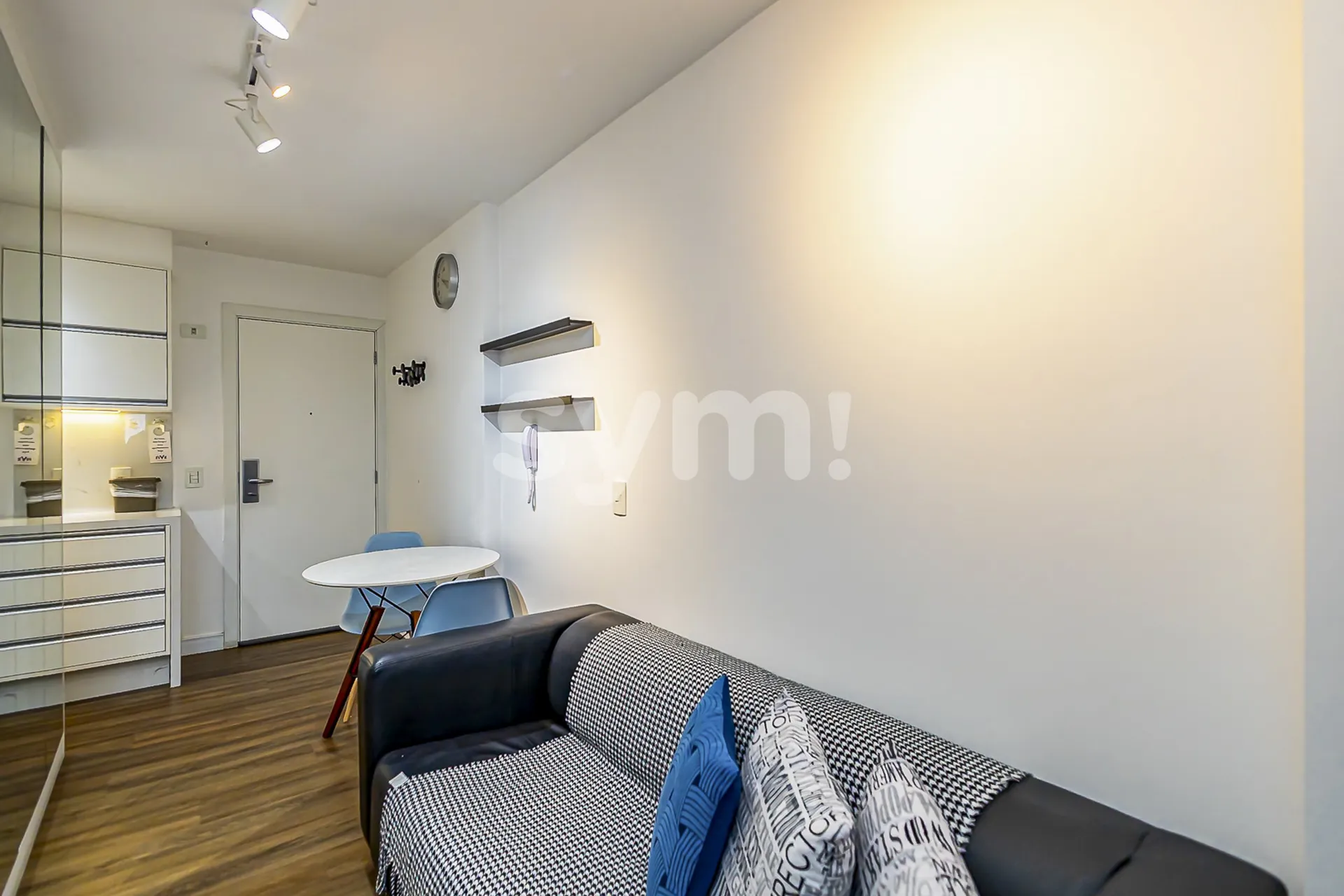 Furnished 1-bedroom apartment with a glass-enclosed balcony — photo 61