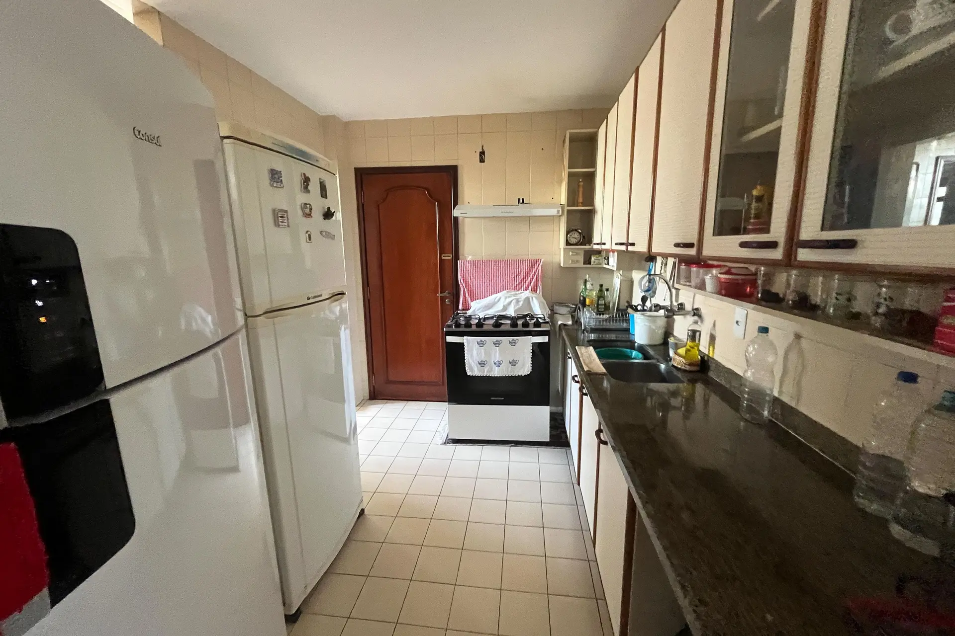 Furnished 3-bedroom apartment with laundry area — photo 22