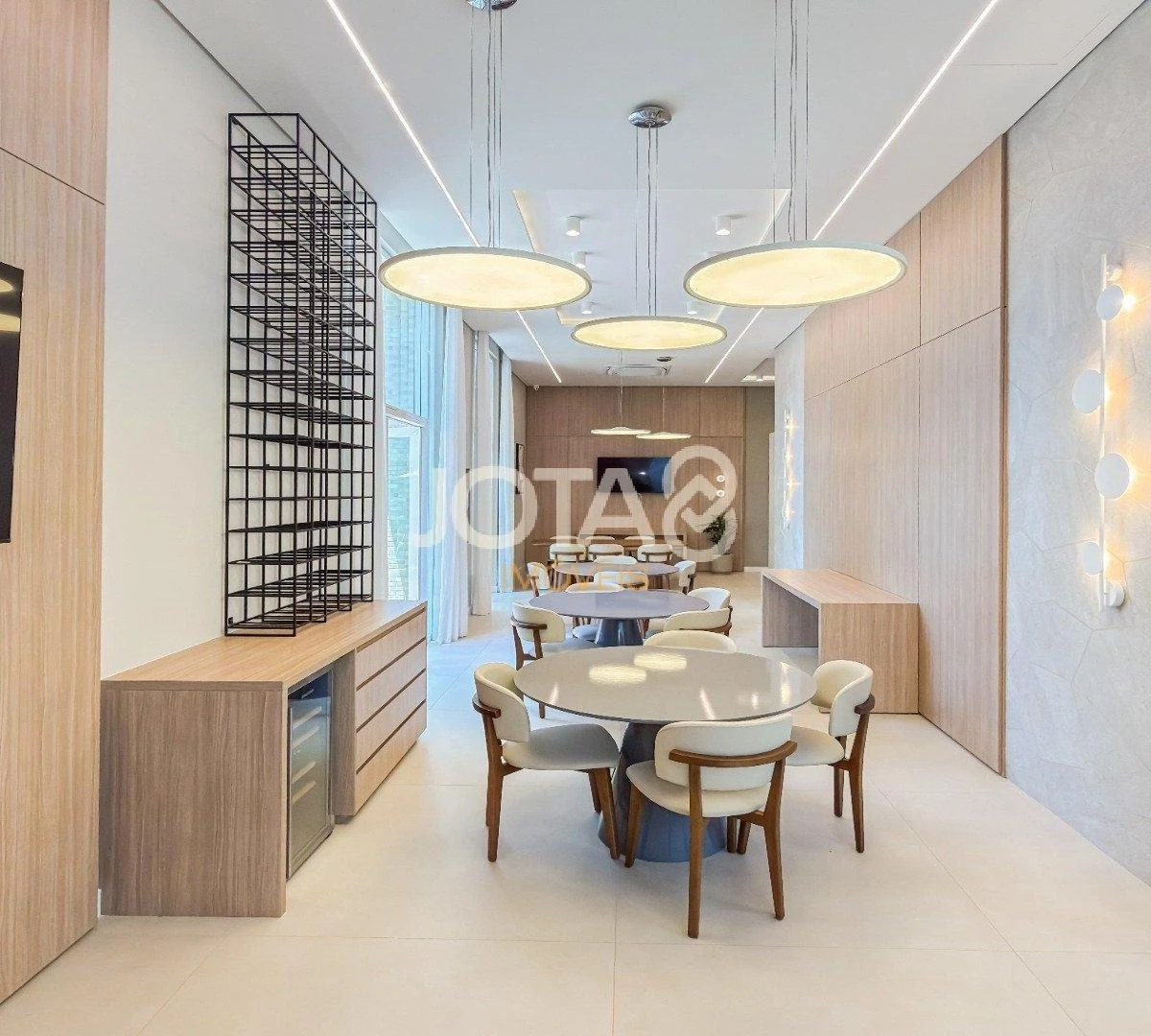 Furnished 4-bedroom apartment with open-plan kitchen — photo 45