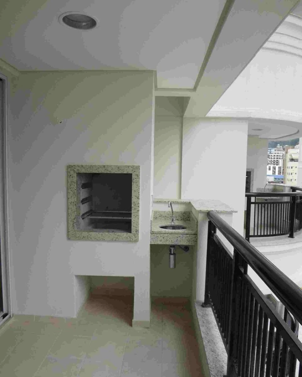 Balcony with a grill in a 2-bedroom apartment, 69 m² — photo 3