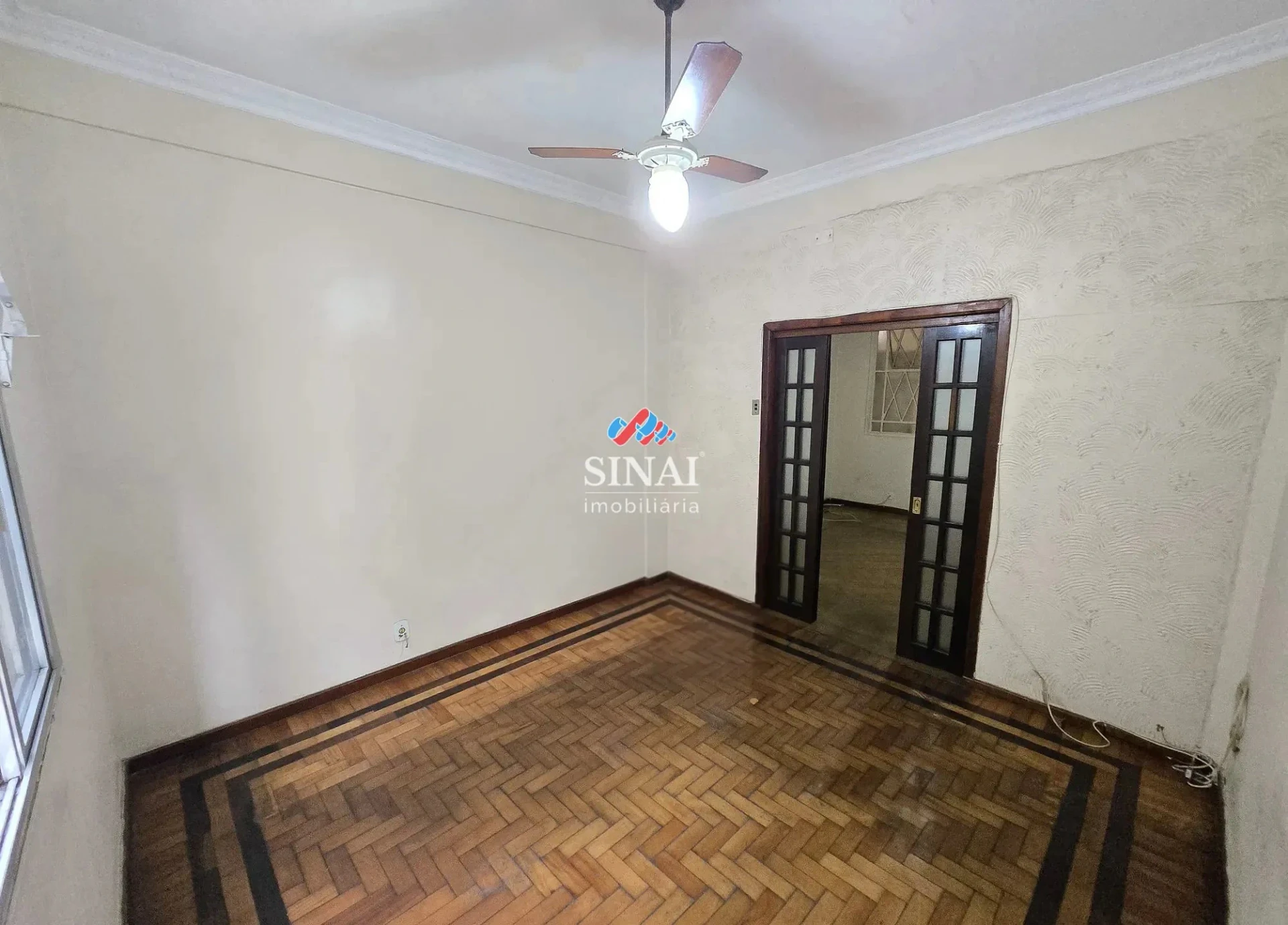 2-bedroom apartment with wood or laminate floors — photo 4