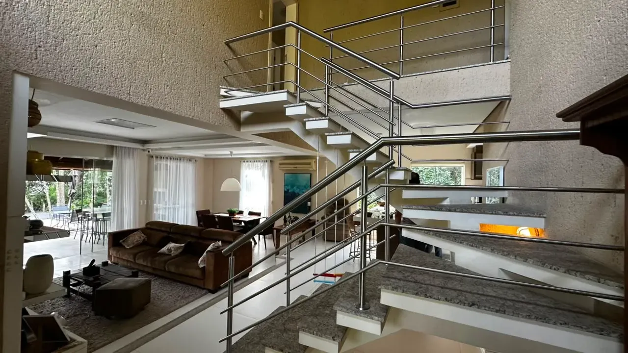 Furnished house with 4 en-suite bedrooms and 6 bathrooms