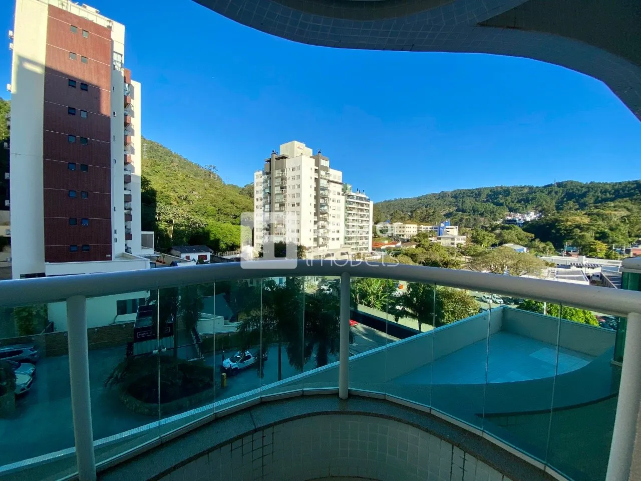 4-bedroom apartment in a building with a pool — photo 6