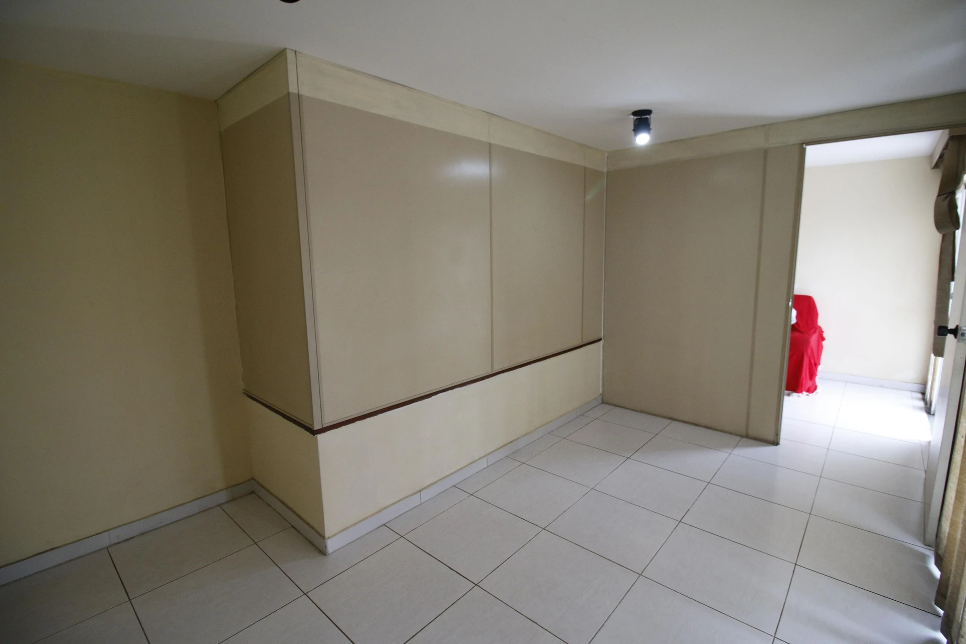 Balcony with a grill in a 3-bedroom apartment, 128 m² — photo 45