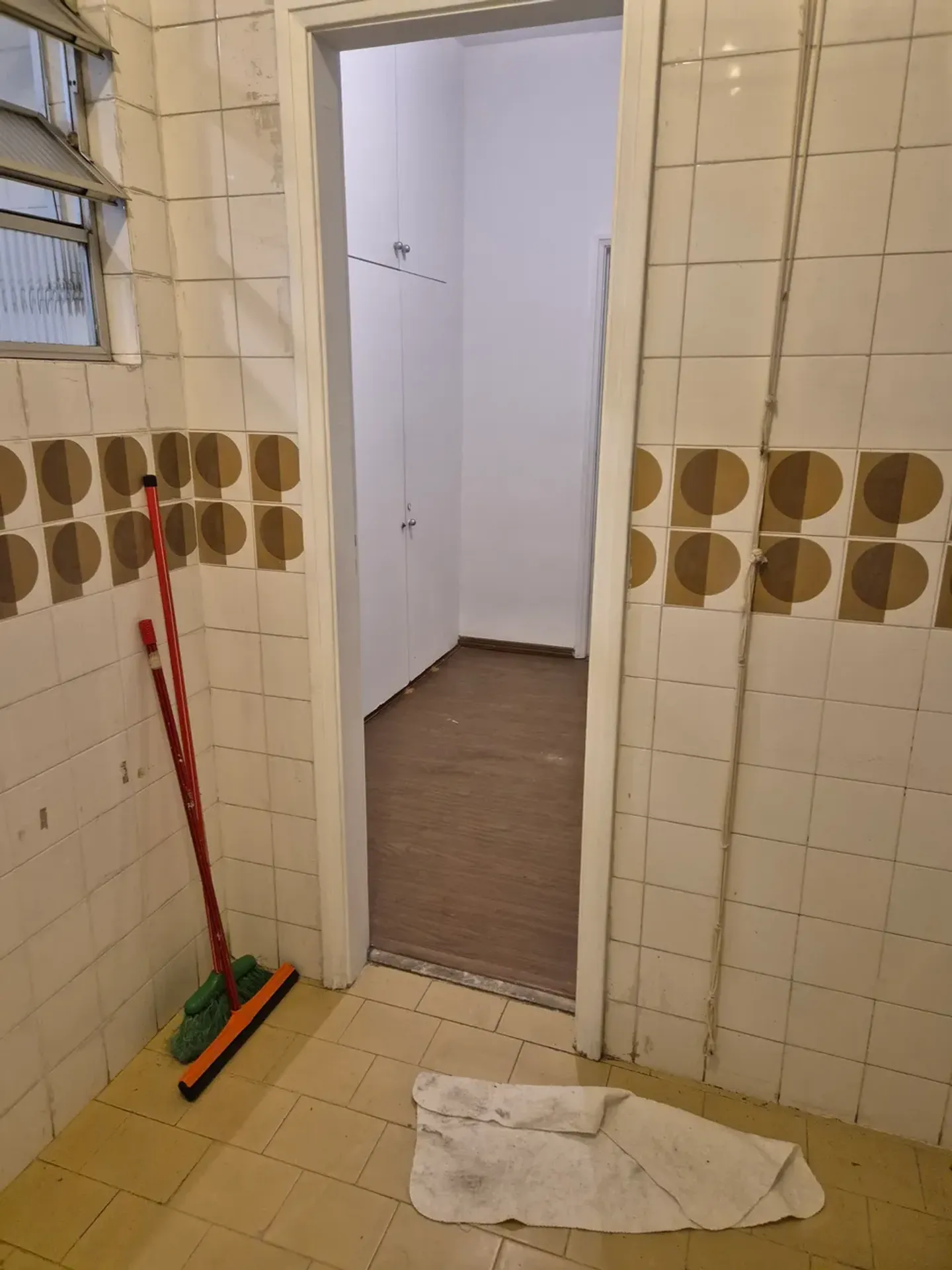 3-bedroom apartment with wood or laminate floors — photo 14