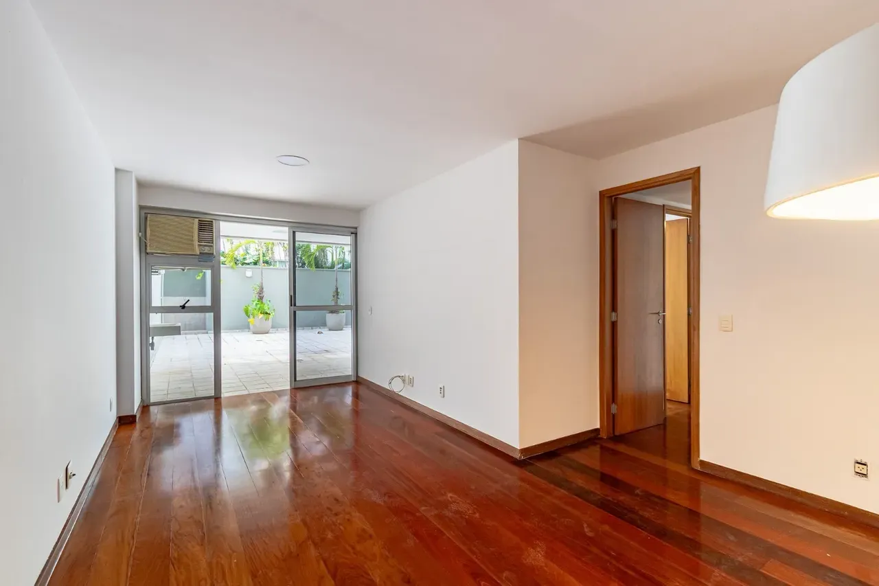 Walk-in closet in a 3-bedroom apartment, 110 m² — photo 8