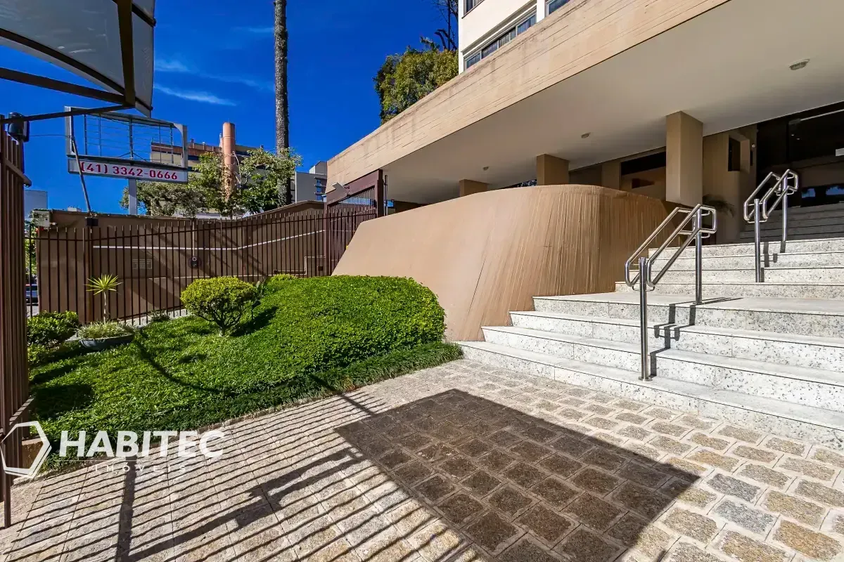 4-bedroom apartment with 2 bathrooms and a balcony — photo 3