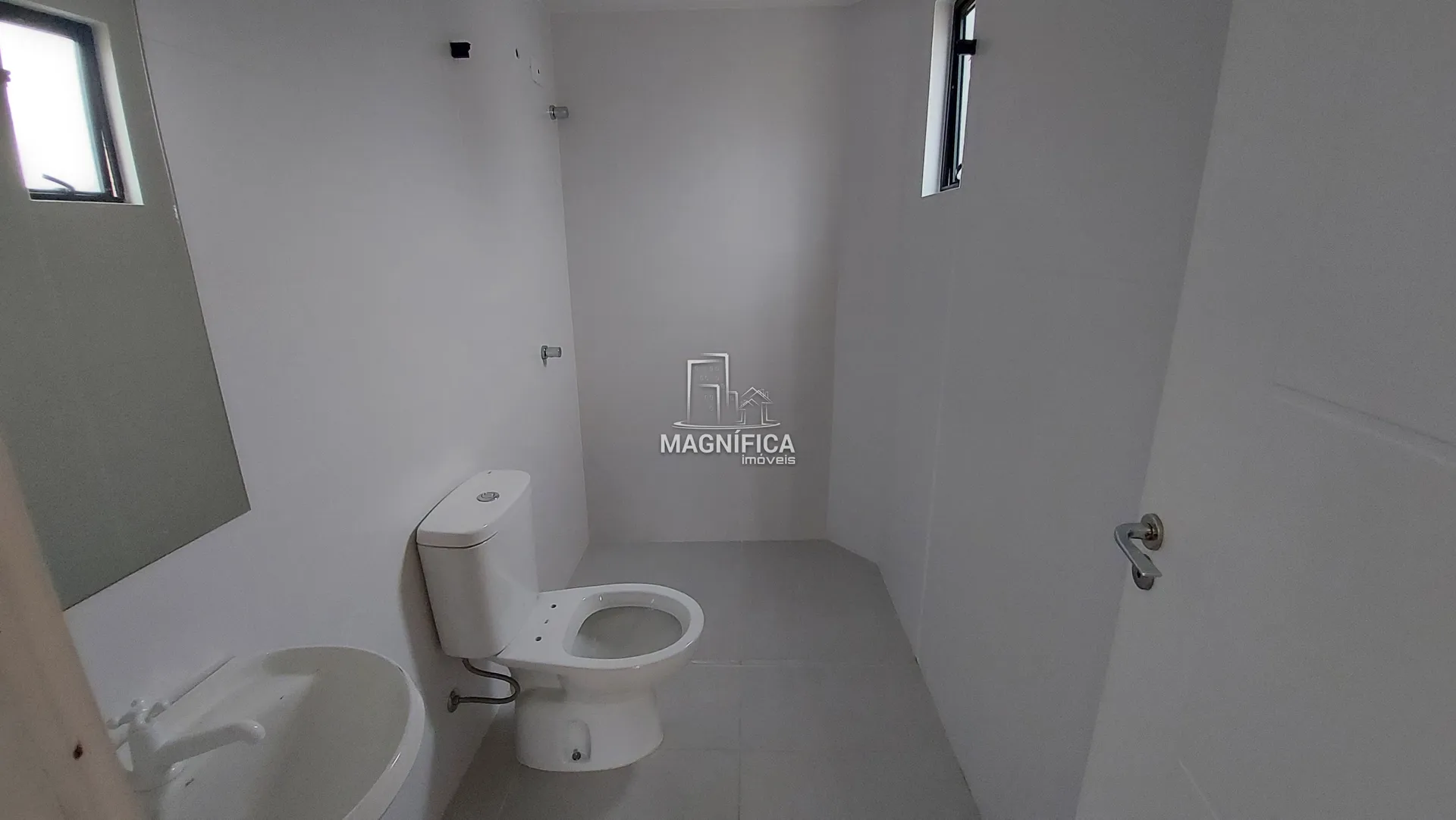 Unfurnished house with 5 bedrooms and 6 bathrooms — photo 22
