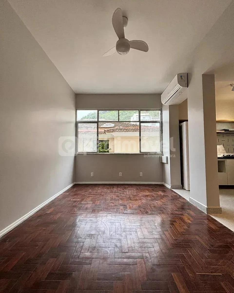 Wood or laminate floors in a 2-bedroom apartment, 70 m²