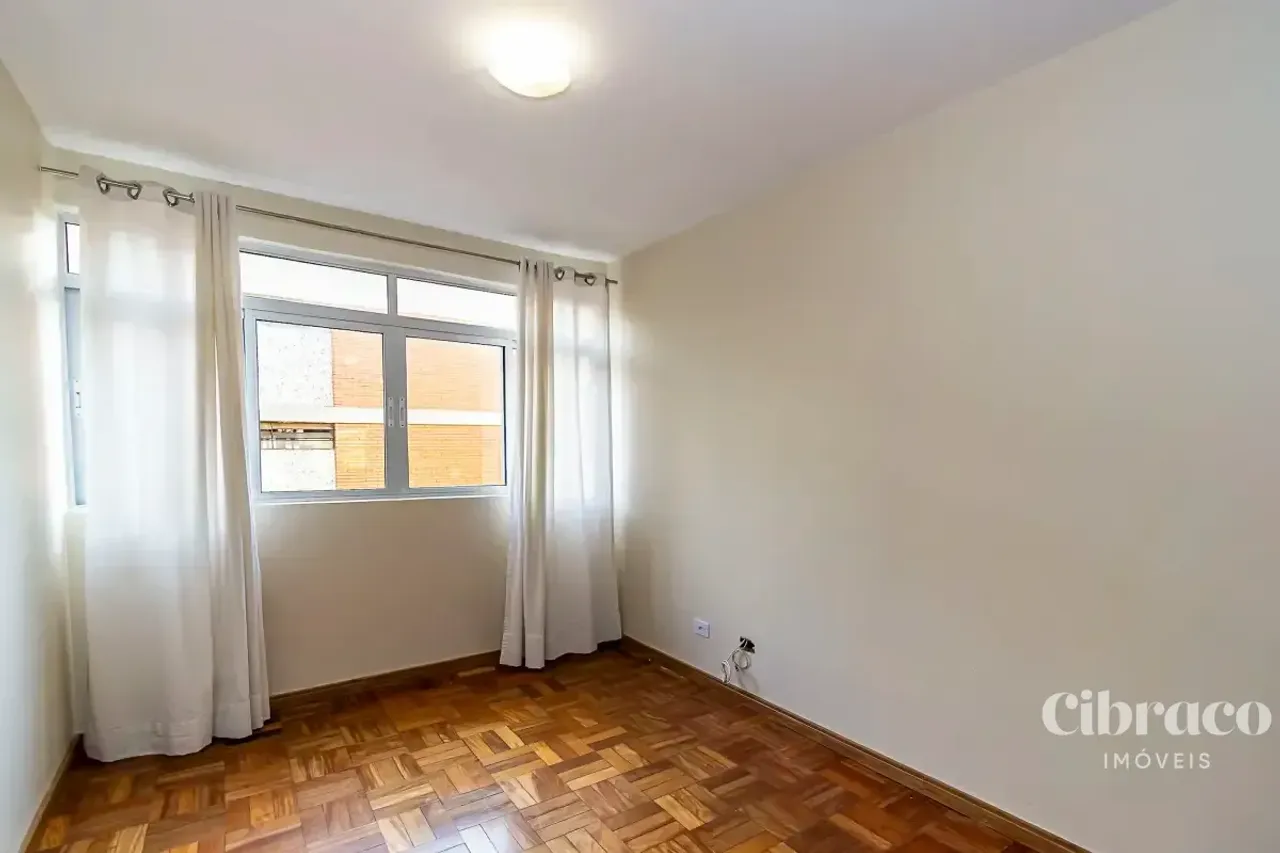 Apartamento de aluguel com 2 quartos e piso de madeira — photo 9