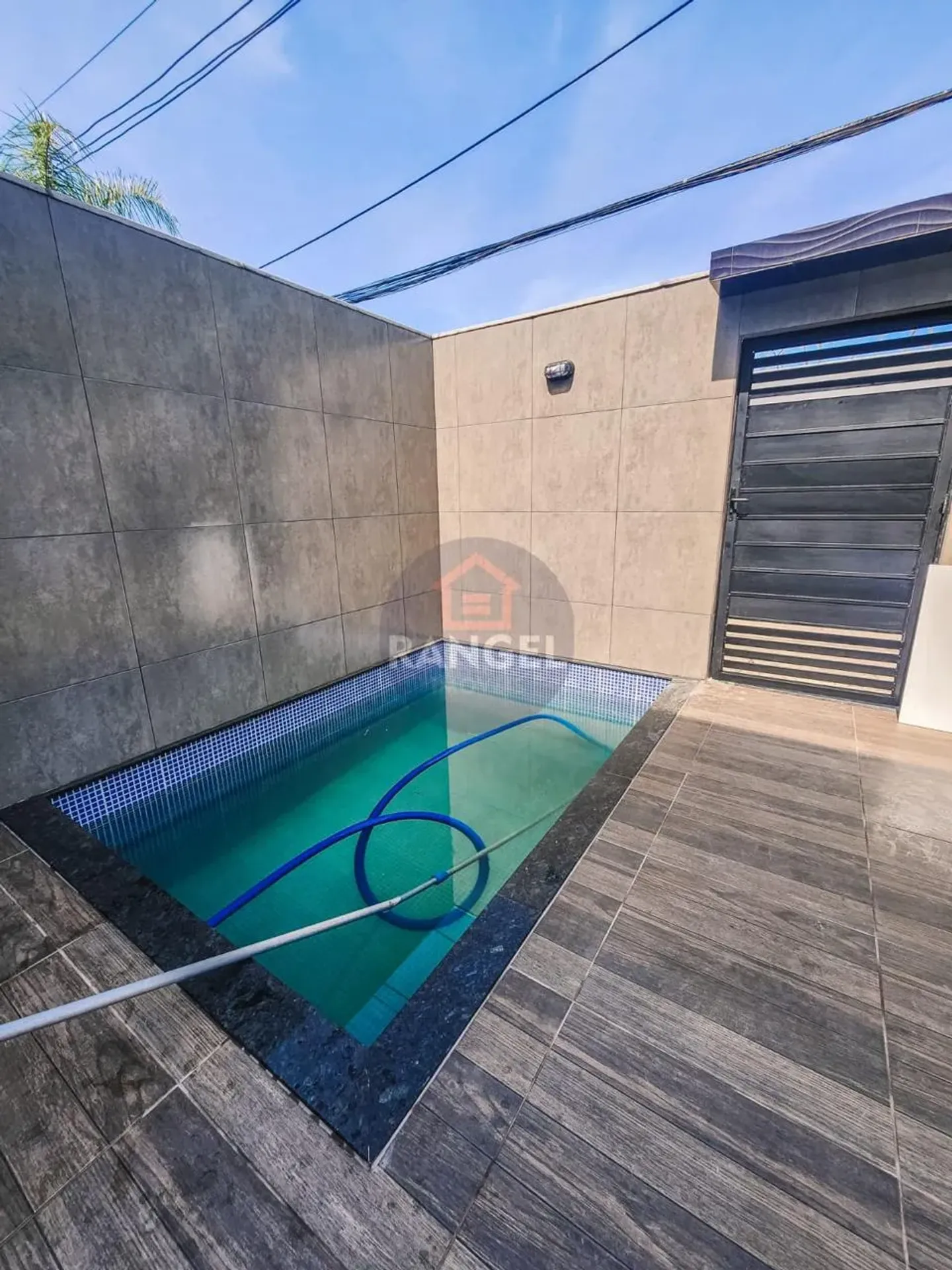 Balcony with a grill in a 3-bedroom house, 200 m² — photo 12