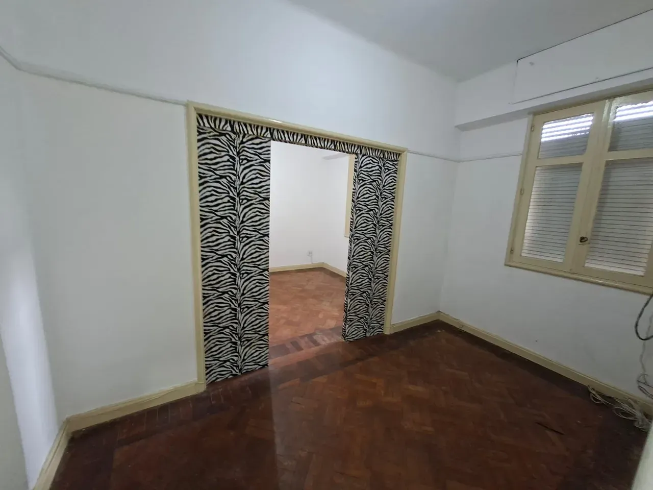 Apartamento com piso de madeira ou laminado, Centro — photo 13