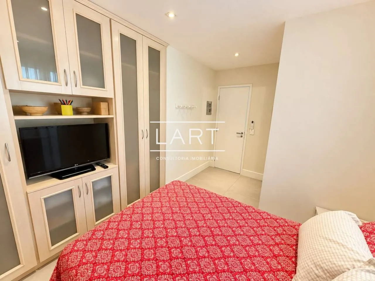 Furnished apartment, 220 m², with floor-to-ceiling windows — photo 14