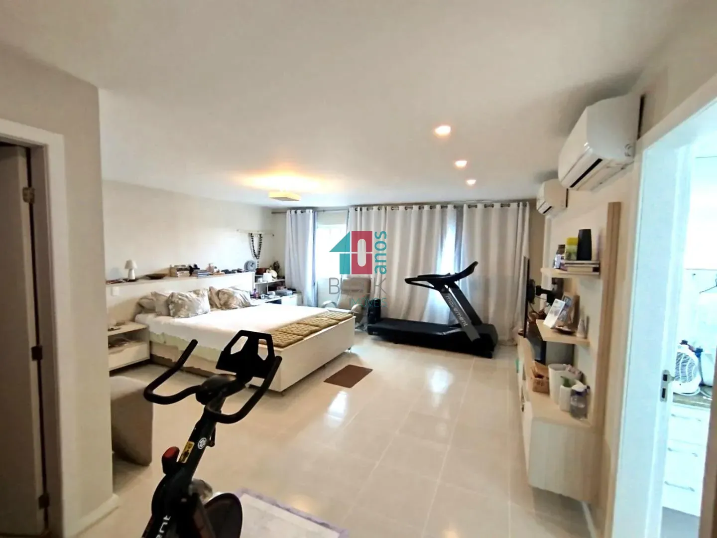 Furnished 361 m² apartment with 4 en-suite bedrooms — photo 38