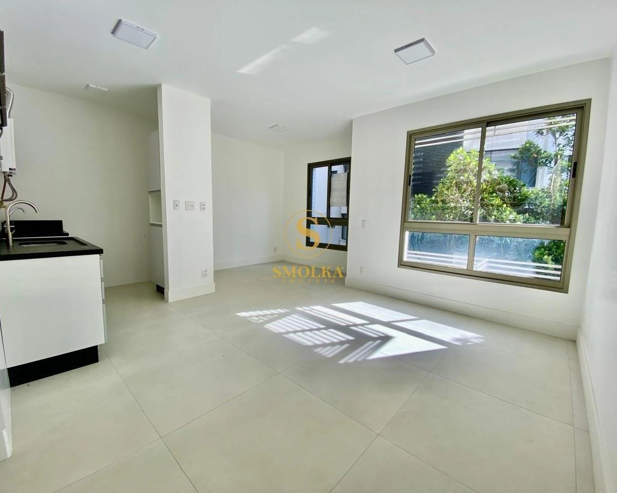 Studio in a building with a pool