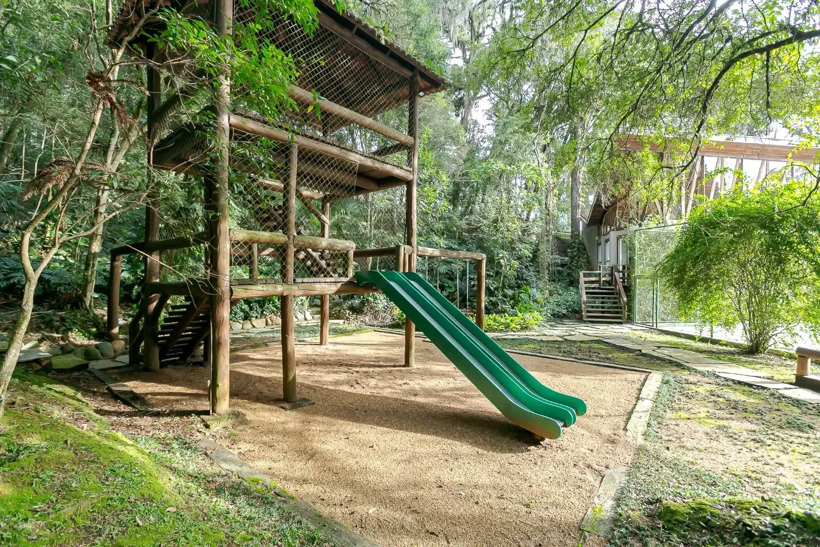 Casa com 4 dormitórios e churrasqueira privativa — photo 44