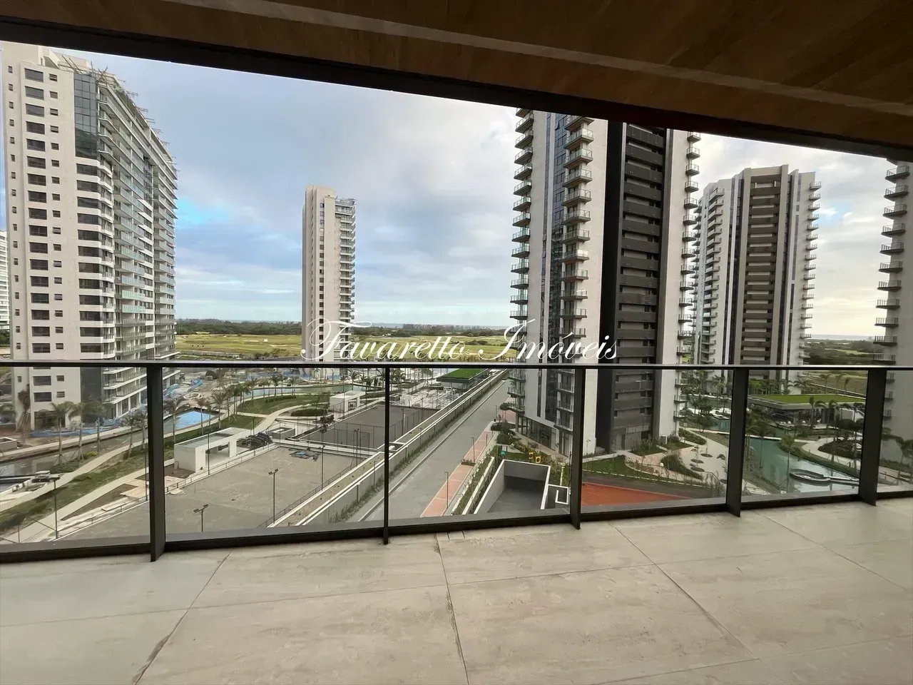 Apartment with 4 suites and a closed-off kitchen — photo 33