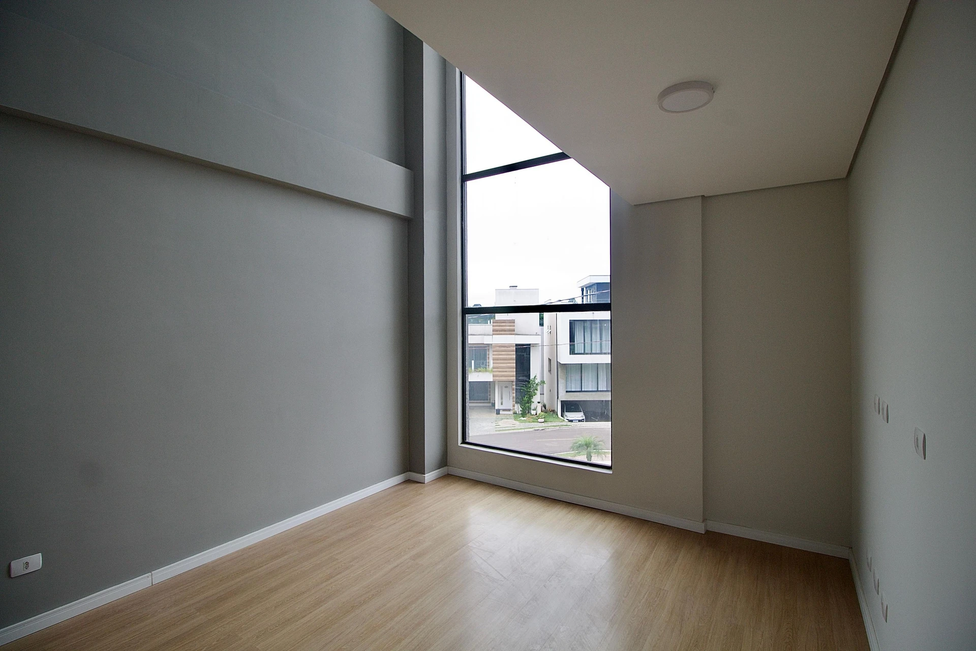 Floor-to-ceiling windows in a 3-bedroom house, 160 m²